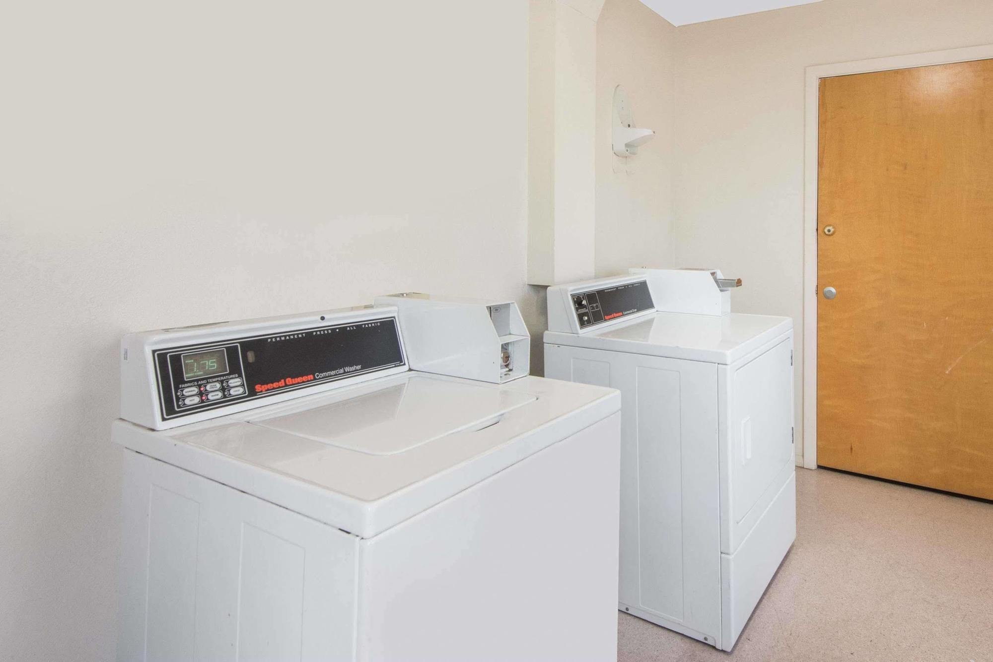 Hotel Super 8 By Wyndham Farmington Extérieur photo